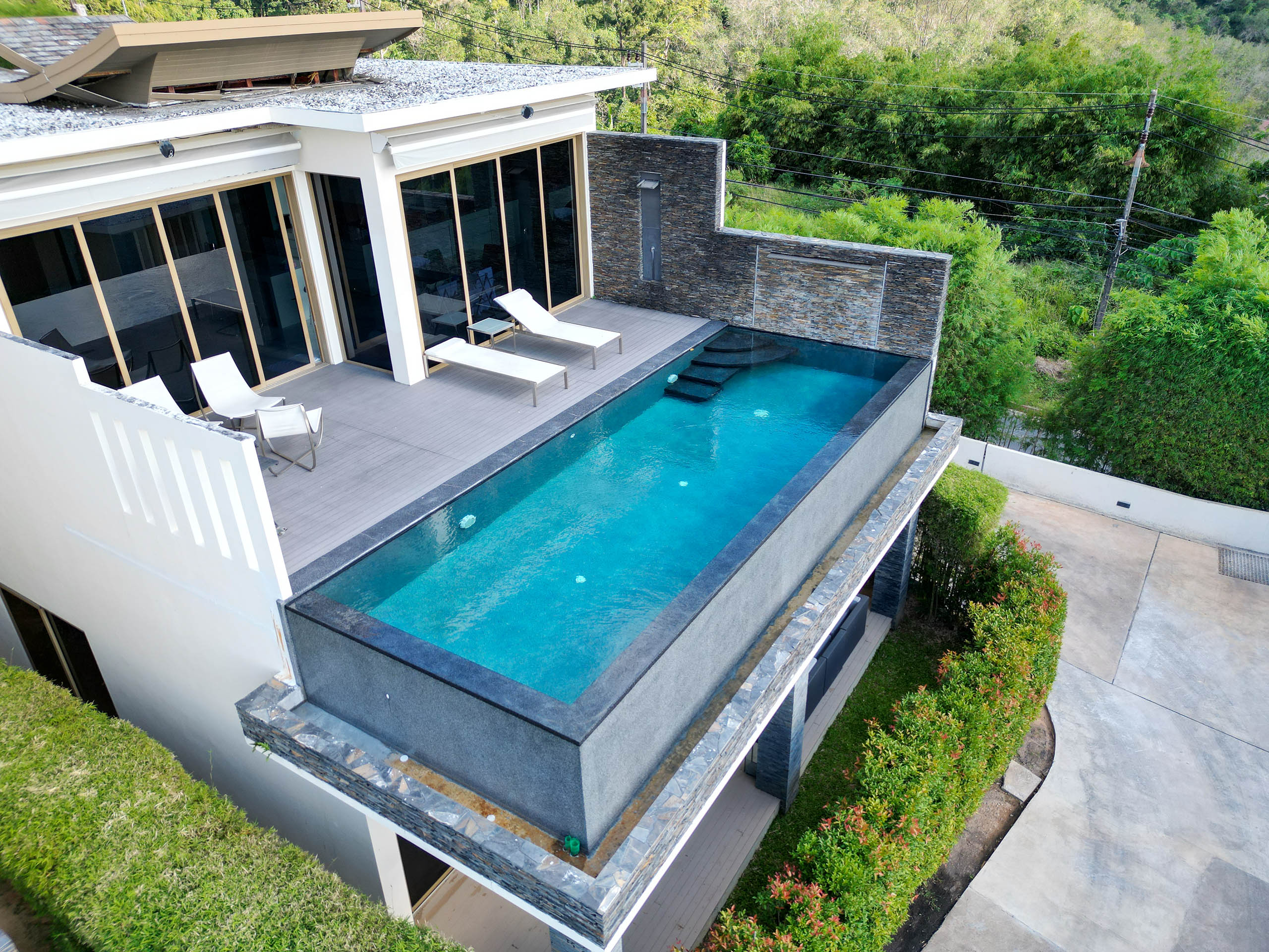 Smarterpools custom-designed luxury swimming pool