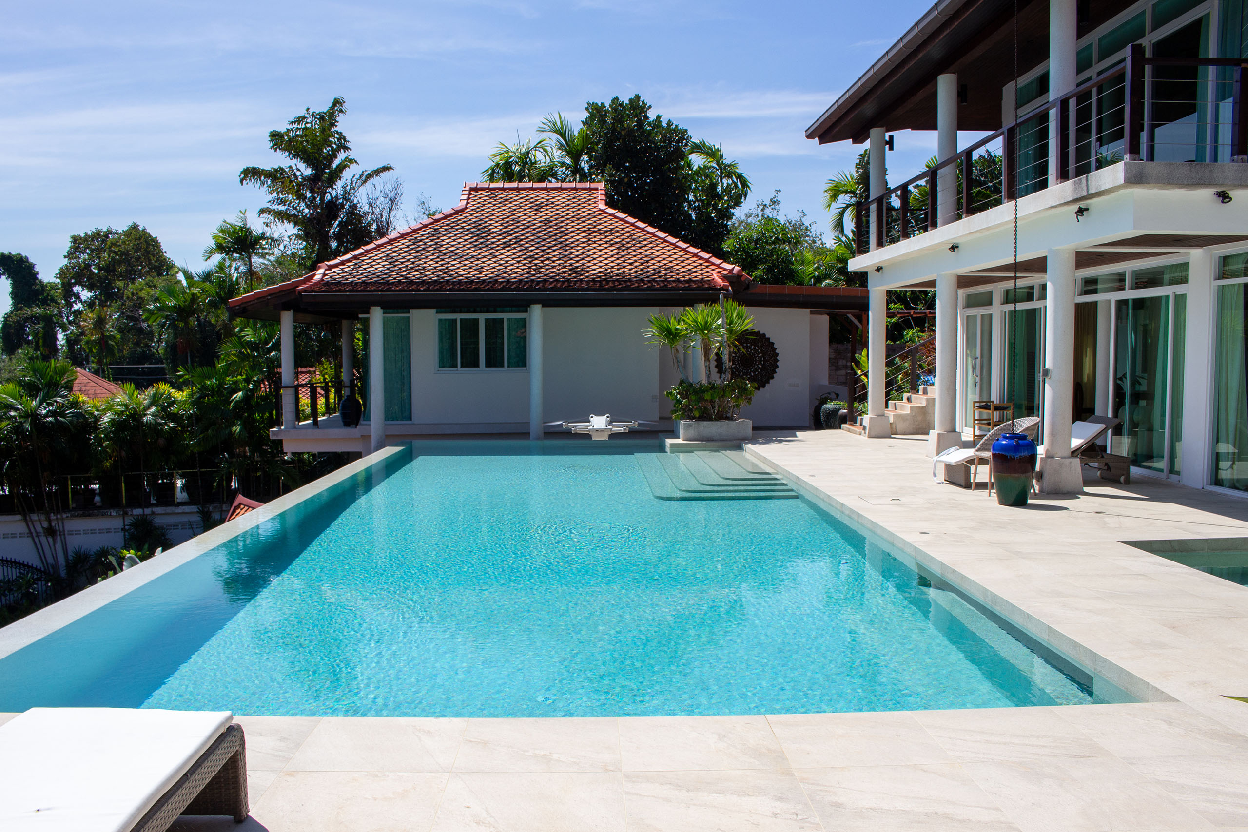 Smarterpools custom-designed luxury swimming pool