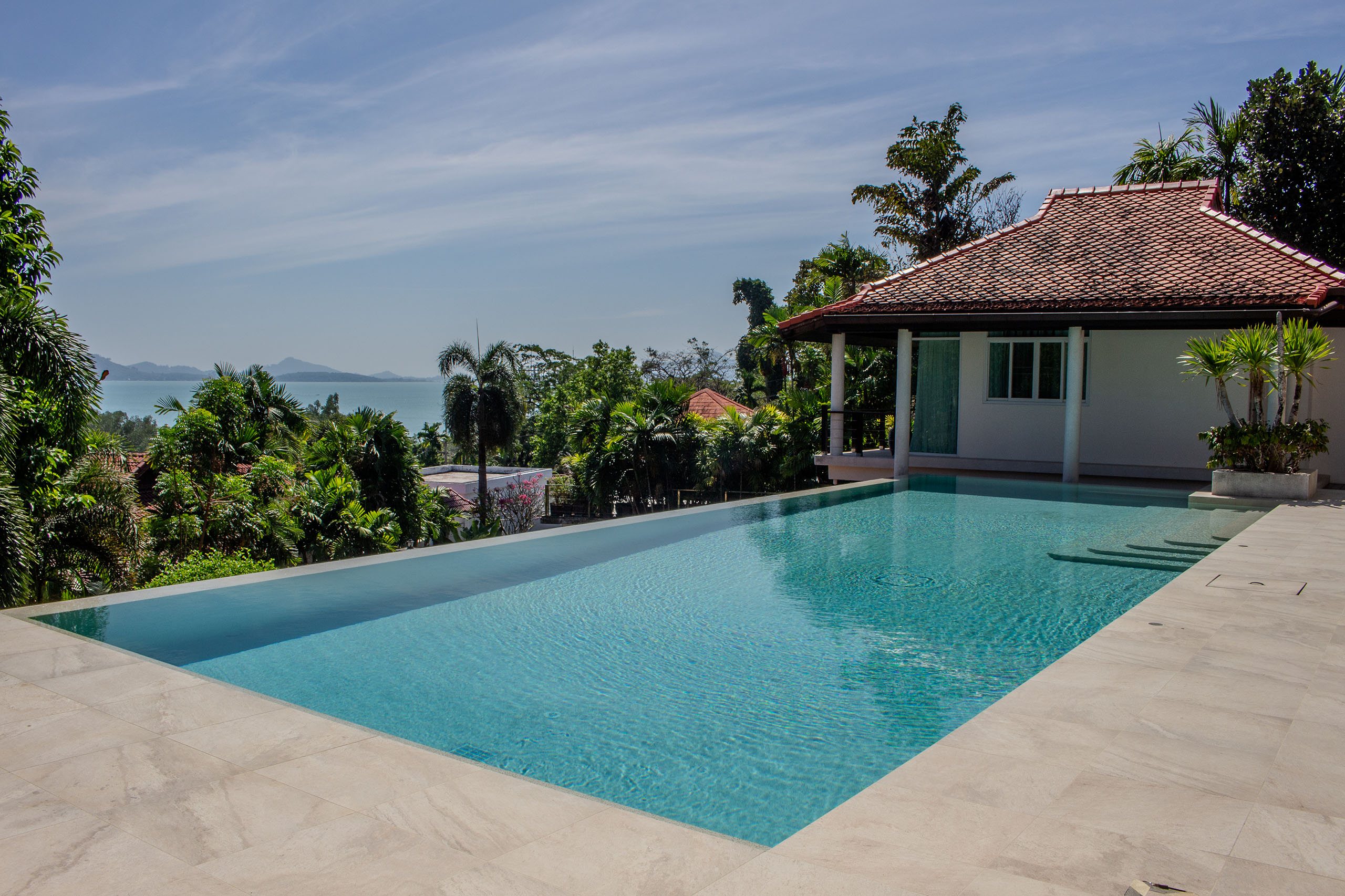 Smarterpools custom-designed luxury swimming pool