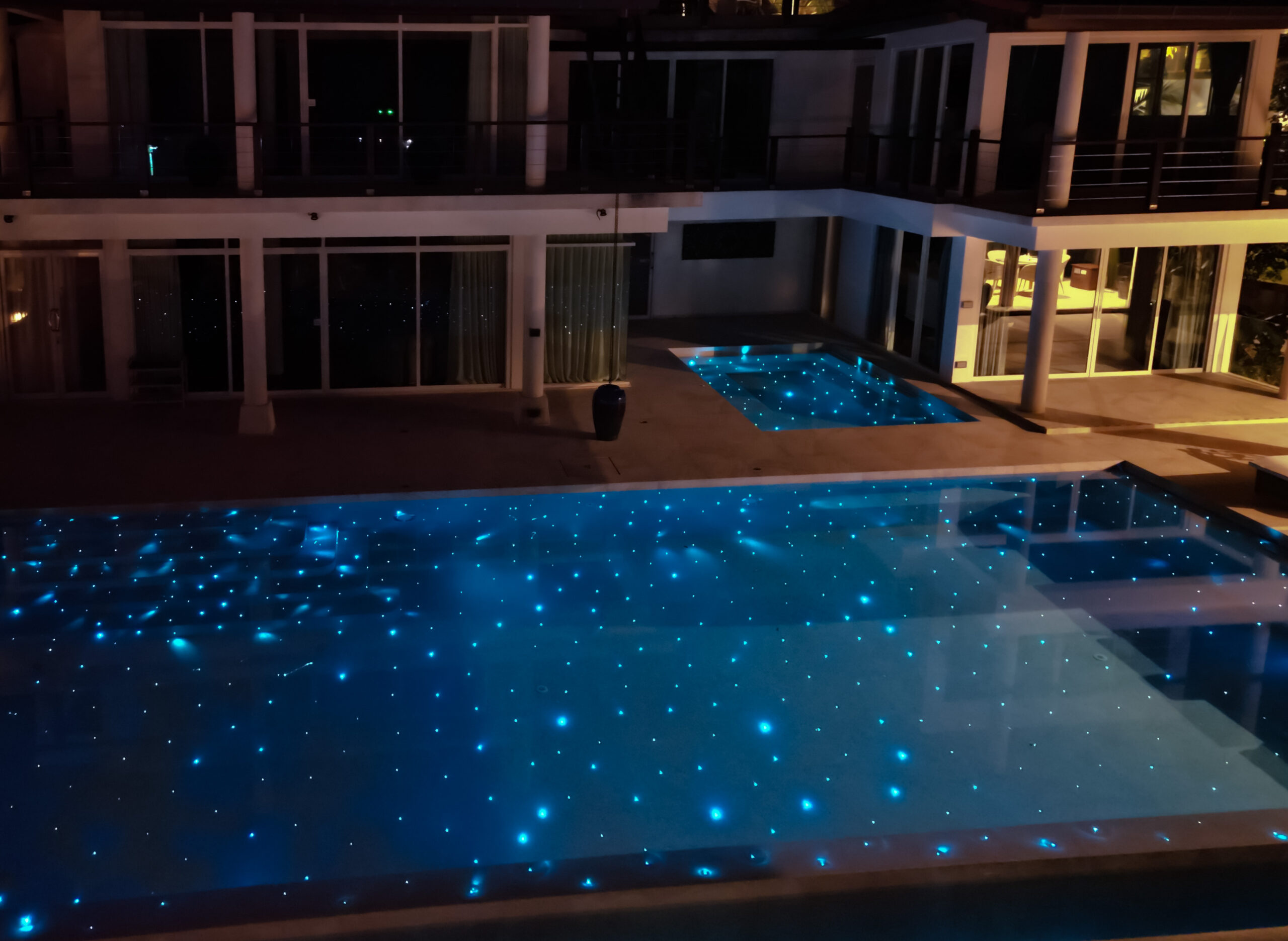 Smarterpools custom-designed luxury swimming pool
