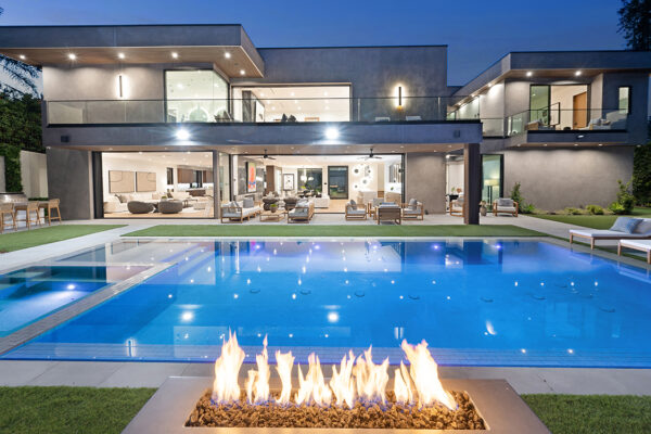 Smarterpools custom-designed luxury swimming pool